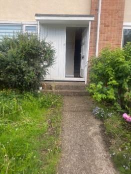 26 Vivary Road grass outside house